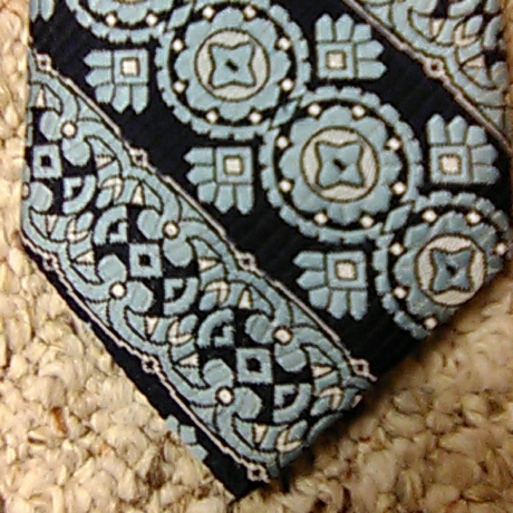 Italian tie. - Picture 2 of 2